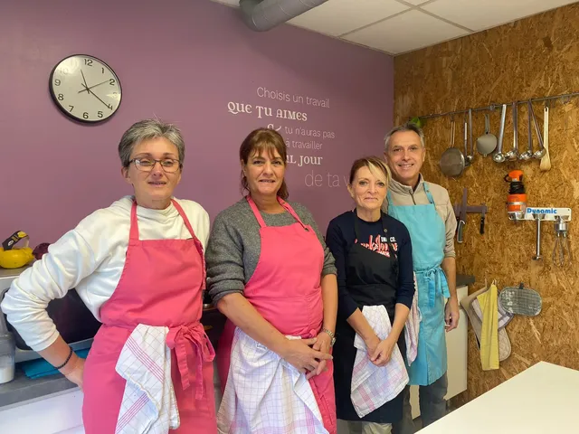 Stagiaires satisfaits après leur formation crêpe à Nantes
