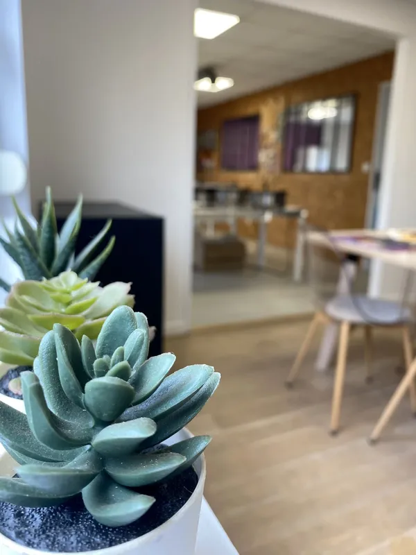 Crêpe de sarrasin professionnelle garnie de salade, noix et chèvre, préparée durant une formation crêpes à Saint Jean de Boiseau près de Nantes